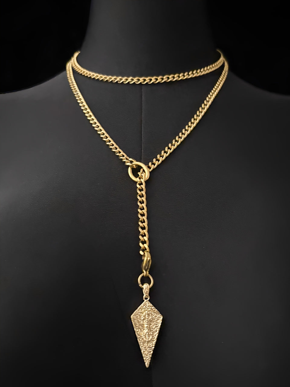 LoveChains™ - Knight’s Shield Loop Choker