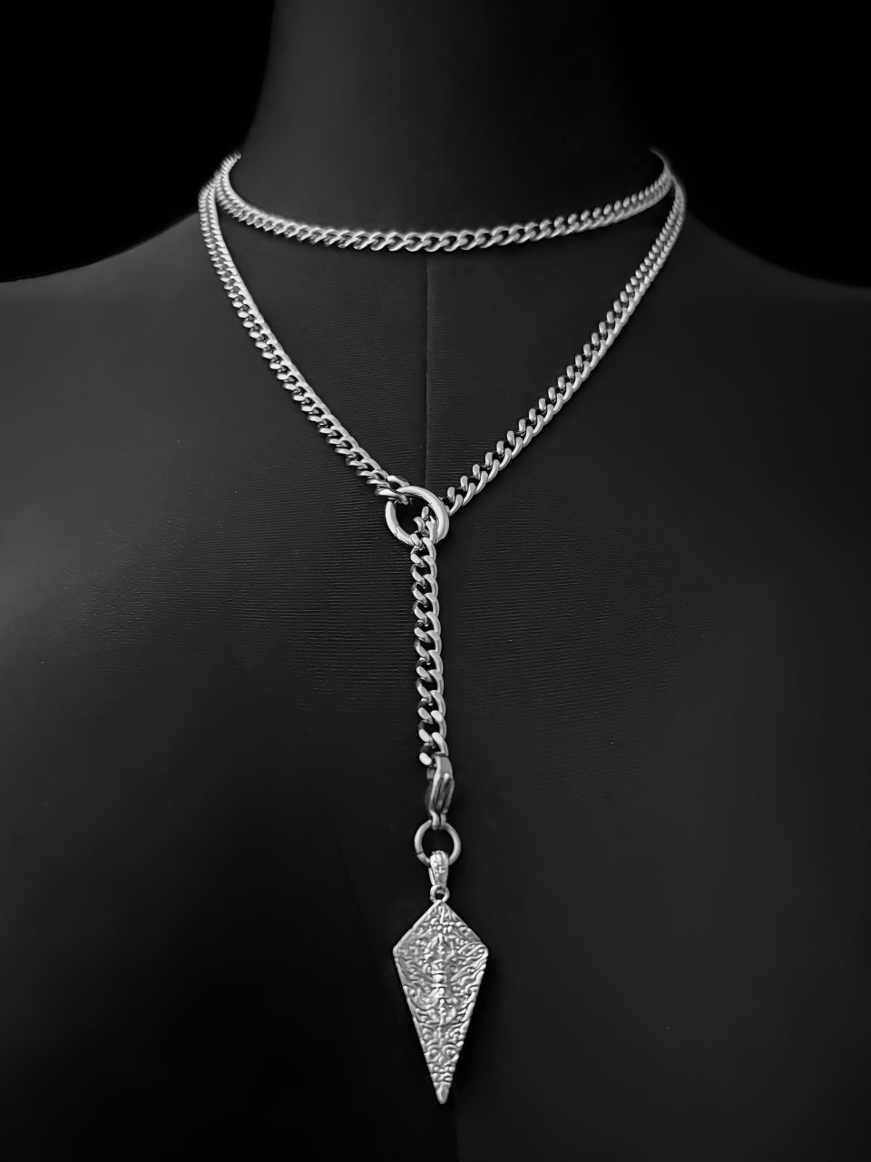LoveChains™ - Knight’s Shield Loop Choker