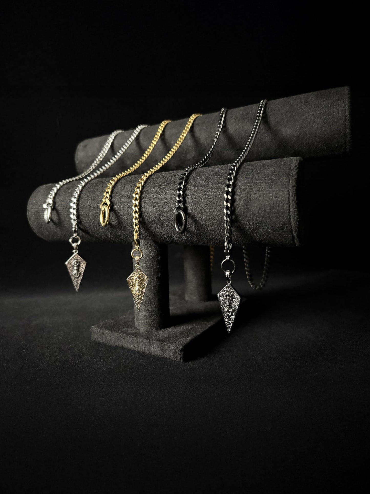 LoveChains™ - Knight’s Shield Loop Choker